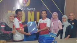 Penyerahan dokumen atlet dan official Kota Ternate kepada Panitia Besar (PB) PORPROV V KONI Maluku Utara [dok : kasedata]