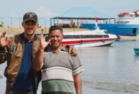 Madina Jouronga bersama anaknya yang mengemudikan Kapal Motor Akelamo Jaya, rute Kawasi - Bacan