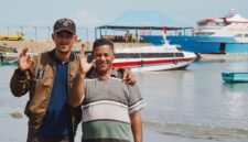 Madina Jouronga bersama anaknya yang mengemudikan Kapal Motor Akelamo Jaya, rute Kawasi - Bacan