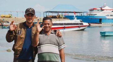 Madina Jouronga bersama anaknya yang mengemudikan Kapal Motor Akelamo Jaya, rute Kawasi - Bacan