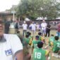 Ketua Umum KONI Kota Ternate, Faujan A. Pinang, saat memantau langsung latihan atlet tim sepakbola yang dipersiapkan PORPROV ke-V di lapangan Ya-Anhar Gambesi [dok : kasedata]