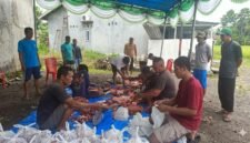 Suasana penuh kebersamaan dan semangat gotong royong mewarnai pelaksanaan penyembelihan hewan kurban di Masjid Ajir Tabi’in, Kelurahan Ngade RT 08, usai Sholat Idul Adha 1447 Hijriah. || dok : Kasedata