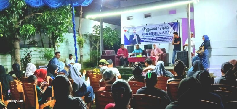 Wakil Ketua DPRD Provinsi Maluku Utara, Husni Bopeng, menyerap aspirasi warga saat menggelar reses masa persidangan kedua tahun sidang 2025/2026 di Kelurahan Sulamadaha, Kecamatan Ternate Barat, Kota Ternate. || dok : Ilham/Kasedata