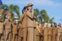 Gubernur Maluku Utara, Sherly Tjoanda, memimpin Apel Gabungan Aparatur Sipil Negara (ASN) lingkup Pemerintah Provinsi Maluku Utara di Halaman Kantor Gubernur, Sofifi. || dok : Ilham/Kasedata