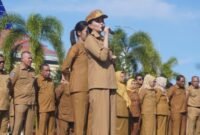 Gubernur Maluku Utara, Sherly Tjoanda, memimpin Apel Gabungan Aparatur Sipil Negara (ASN) lingkup Pemerintah Provinsi Maluku Utara di Halaman Kantor Gubernur, Sofifi. || dok : Ilham/Kasedata