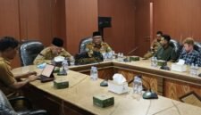 Wakil Gubernur Maluku Utara, H. Sarbin Sehe bergerak cepat merespons isu budaya dan infrastruktur saat menerima audiensi Persatuan Pemuda Pagu di Ruang Rapat Wagub.|| dok : Humas/Adpim Malut