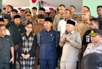 Ratusan massa aksi yang tergabung dalam Gabungan Organda terdiri dari supir truck, hering terbuka dengan Wakil Gubernur H. Sarbin Sehe, DPRD Malut dan sejumlah pimpinan OPD usai menghadiri Paripurna Pansus LKPJ. || dok : Ilham/Kasedata