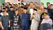 Ratusan massa aksi yang tergabung dalam Gabungan Organda terdiri dari supir truck, hering terbuka dengan Wakil Gubernur H. Sarbin Sehe, DPRD Malut dan sejumlah pimpinan OPD usai menghadiri Paripurna Pansus LKPJ. || dok : Ilham/Kasedata