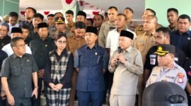 Ratusan massa aksi yang tergabung dalam Gabungan Organda terdiri dari supir truck, hering terbuka dengan Wakil Gubernur H. Sarbin Sehe, DPRD Malut dan sejumlah pimpinan OPD usai menghadiri Paripurna Pansus LKPJ. || dok : Ilham/Kasedata