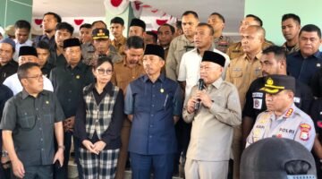 Ratusan massa aksi yang tergabung dalam Gabungan Organda terdiri dari supir truck, hering terbuka dengan Wakil Gubernur H. Sarbin Sehe, DPRD Malut dan sejumlah pimpinan OPD usai menghadiri Paripurna Pansus LKPJ. || dok : Ilham/Kasedata