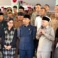 Ratusan massa aksi yang tergabung dalam Gabungan Organda terdiri dari supir truck, hering terbuka dengan Wakil Gubernur H. Sarbin Sehe, DPRD Malut dan sejumlah pimpinan OPD usai menghadiri Paripurna Pansus LKPJ. || dok : Ilham/Kasedata