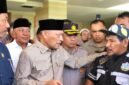 Wakil Gubernur Maluku Utara, H. Sarbin Sehe menemui massa aksi digedung DPRD Malut. || dok : Ilham/Kasedata