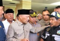 Wakil Gubernur Maluku Utara, H. Sarbin Sehe menemui massa aksi digedung DPRD Malut. || dok : Ilham/Kasedata