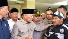 Wakil Gubernur Maluku Utara, H. Sarbin Sehe menemui massa aksi digedung DPRD Malut. || dok : Ilham/Kasedata