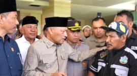Wakil Gubernur Maluku Utara, H. Sarbin Sehe menemui massa aksi digedung DPRD Malut. || dok : Ilham/Kasedata