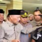 Wakil Gubernur Maluku Utara, H. Sarbin Sehe menemui massa aksi digedung DPRD Malut. || dok : Ilham/Kasedata