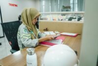 Sifa Sahbila Amirudin, salah satu generasi muda terbaik Pulau Obi di tengah kesibukan menjalani masa magang di Departemen HRGA Site Obi