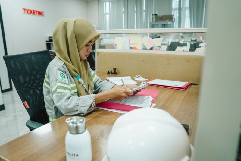 Sifa Sahbila Amirudin, salah satu generasi muda terbaik Pulau Obi di tengah kesibukan menjalani masa magang di Departemen HRGA Site Obi