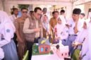 Kepala Dinas Pendidikan dan Kebudayaan Maluku Utara, Abubakar Abdullah, usai membuka kegiatan Expo dan Camp Robotik, menyempatkan diri meninjau satu per satu stan robotik yang dipamerkan oleh peserta. || dok : Kasedata