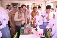Kepala Dinas Pendidikan dan Kebudayaan Maluku Utara, Abubakar Abdullah, usai membuka kegiatan Expo dan Camp Robotik, menyempatkan diri meninjau satu per satu stan robotik yang dipamerkan oleh peserta. || dok : Kasedata