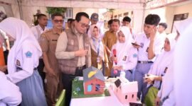 Kepala Dinas Pendidikan dan Kebudayaan Maluku Utara, Abubakar Abdullah, usai membuka kegiatan Expo dan Camp Robotik, menyempatkan diri meninjau satu per satu stan robotik yang dipamerkan oleh peserta. || dok : Kasedata