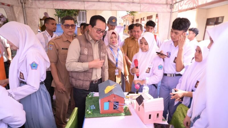 Kepala Dinas Pendidikan dan Kebudayaan Maluku Utara, Abubakar Abdullah, usai membuka kegiatan Expo dan Camp Robotik, menyempatkan diri meninjau satu per satu stan robotik yang dipamerkan oleh peserta. || dok : Kasedata
