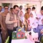 Kepala Dinas Pendidikan dan Kebudayaan Maluku Utara, Abubakar Abdullah, usai membuka kegiatan Expo dan Camp Robotik, menyempatkan diri meninjau satu per satu stan robotik yang dipamerkan oleh peserta. || dok : Kasedata