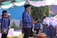 Kadikbud Maluku Utara, Abubakar Abdullah membacakan amanat nasional dari Menteri Komunikasi dan Digital RI, Meutya Viada Hafid, yang menekankan bahwa Harkitnas ke-118 adalah momentum refleksi, kebangkitan intelektual, dan peneguhan persatuan bangsa. Amanat itu dibacakan di Pulau Obi saat menjadi Inspektur Upacara. || dok : Kasedata