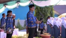 Kadikbud Maluku Utara, Abubakar Abdullah membacakan amanat nasional dari Menteri Komunikasi dan Digital RI, Meutya Viada Hafid, yang menekankan bahwa Harkitnas ke-118 adalah momentum refleksi, kebangkitan intelektual, dan peneguhan persatuan bangsa. Amanat itu dibacakan di Pulau Obi saat menjadi Inspektur Upacara. || dok : Kasedata