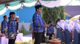 Kadikbud Maluku Utara, Abubakar Abdullah membacakan amanat nasional dari Menteri Komunikasi dan Digital RI, Meutya Viada Hafid, yang menekankan bahwa Harkitnas ke-118 adalah momentum refleksi, kebangkitan intelektual, dan peneguhan persatuan bangsa. Amanat itu dibacakan di Pulau Obi saat menjadi Inspektur Upacara. || dok : Kasedata