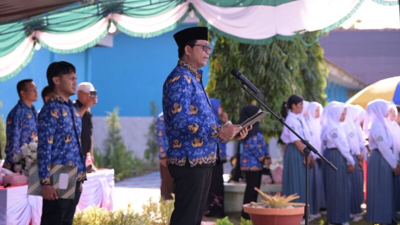 Kadikbud Maluku Utara, Abubakar Abdullah membacakan amanat nasional dari Menteri Komunikasi dan Digital RI, Meutya Viada Hafid, yang menekankan bahwa Harkitnas ke-118 adalah momentum refleksi, kebangkitan intelektual, dan peneguhan persatuan bangsa. Amanat itu dibacakan di Pulau Obi saat menjadi Inspektur Upacara. || dok : Kasedata