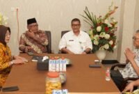 Sekda Maluku Utara, Drs. Samsuddin A. Kadir, saat menerima audiensi tim BRMP Biogen Kementan RI di Rumah Jabatan Wakil Gubernur Malut eks-Crysan, Ternate. || dok : Kasedata