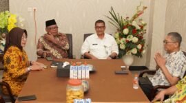 Sekda Maluku Utara, Drs. Samsuddin A. Kadir, saat menerima audiensi tim BRMP Biogen Kementan RI di Rumah Jabatan Wakil Gubernur Malut eks-Crysan, Ternate. || dok : Kasedata