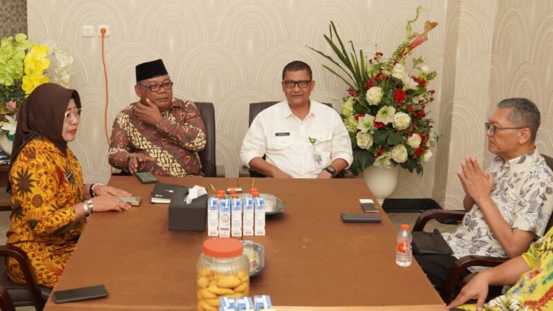 Sekda Maluku Utara, Drs. Samsuddin A. Kadir, saat menerima audiensi tim BRMP Biogen Kementan RI di Rumah Jabatan Wakil Gubernur Malut eks-Crysan, Ternate. || dok : Kasedata