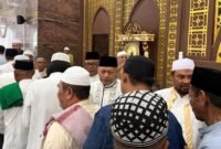 Wakil Gubernur Maluku Utara, H. Sarbin Sehe menggelar shalat IED di Masjid Raya Shaful Khairaat, Sofifi. || dok : Humas/Adpim Malut