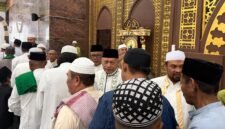 Wakil Gubernur Maluku Utara, H. Sarbin Sehe menggelar shalat IED di Masjid Raya Shaful Khairaat, Sofifi. || dok : Humas/Adpim Malut