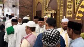 Wakil Gubernur Maluku Utara, H. Sarbin Sehe menggelar shalat IED di Masjid Raya Shaful Khairaat, Sofifi. || dok : Humas/Adpim Malut