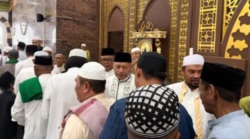 Wakil Gubernur Maluku Utara, H. Sarbin Sehe menggelar shalat IED di Masjid Raya Shaful Khairaat, Sofifi. || dok : Humas/Adpim Malut