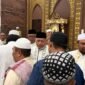Wakil Gubernur Maluku Utara, H. Sarbin Sehe menggelar shalat IED di Masjid Raya Shaful Khairaat, Sofifi. || dok : Humas/Adpim Malut