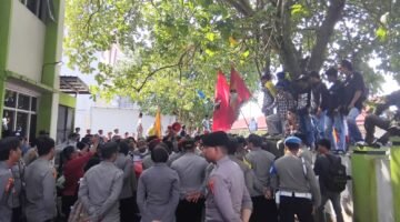 Aliansi Mei Bergerak Demo Disperindag Ternate