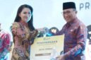 Wali Kota Ternate Tauhid Soleman saat menerima penghargaan dari Gubernur Maluku Utara Sherly Tjoanda pada kegiatan Musrenbang RKPD 2027 [ Foto : istimewa]