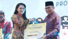 Wali Kota Ternate Tauhid Soleman saat menerima penghargaan dari Gubernur Maluku Utara Sherly Tjoanda pada kegiatan Musrenbang RKPD 2027 [ Foto : istimewa]