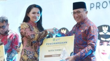 Wali Kota Ternate Tauhid Soleman saat menerima penghargaan dari Gubernur Maluku Utara Sherly Tjoanda pada kegiatan Musrenbang RKPD 2027 [ Foto : istimewa]