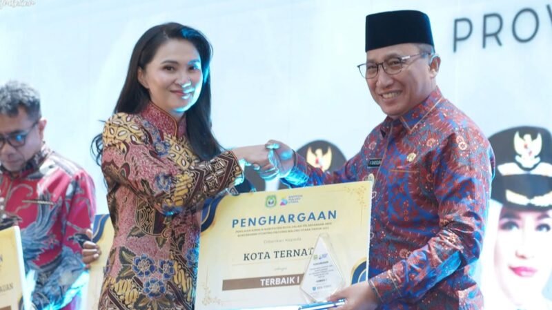 Wali Kota Ternate Tauhid Soleman saat menerima penghargaan dari Gubernur Maluku Utara Sherly Tjoanda pada kegiatan Musrenbang RKPD 2027 [ Foto : istimewa]