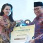 Wali Kota Ternate Tauhid Soleman saat menerima penghargaan dari Gubernur Maluku Utara Sherly Tjoanda pada kegiatan Musrenbang RKPD 2027 [ Foto : istimewa]