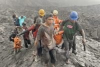 Proses evakuasi korban meninggal pendaki gunung dukono  [Foto : istimewa]