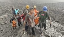 Proses evakuasi korban meninggal pendaki gunung dukono  [Foto : istimewa]