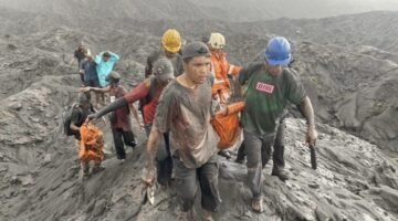 Proses evakuasi korban meninggal pendaki gunung dukono  [Foto : istimewa]