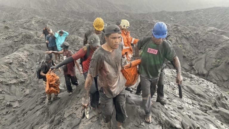 Proses evakuasi korban meninggal pendaki gunung dukono  [Foto : istimewa]