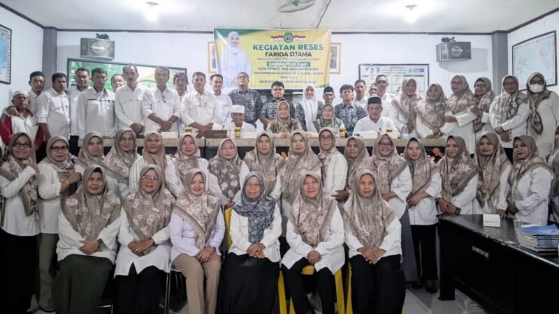 Farida Djama, saat menggekar reses di SMA Negeri 1 Ternate [Foto : sukarsi/kasedata]